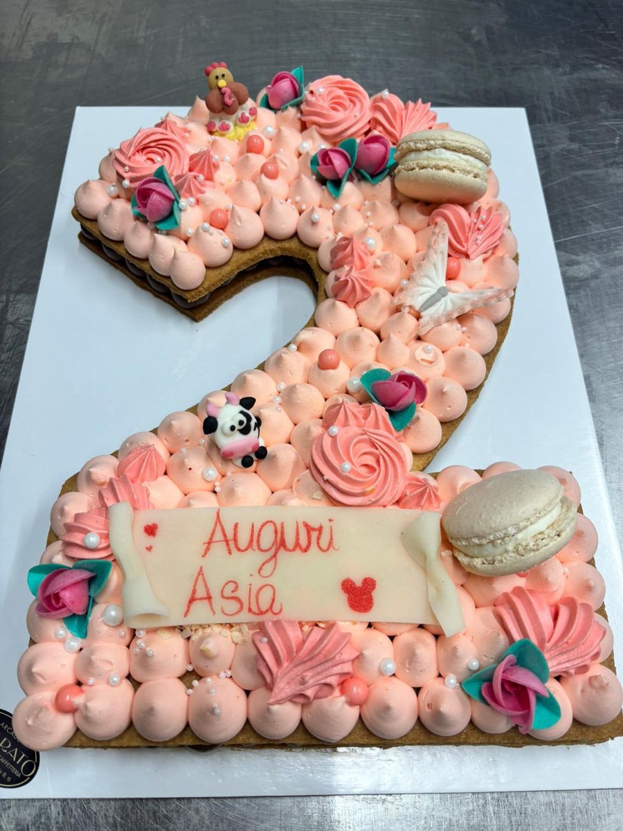 Cream tart a forma di 2 rosa con macaron e ciuffi di crema