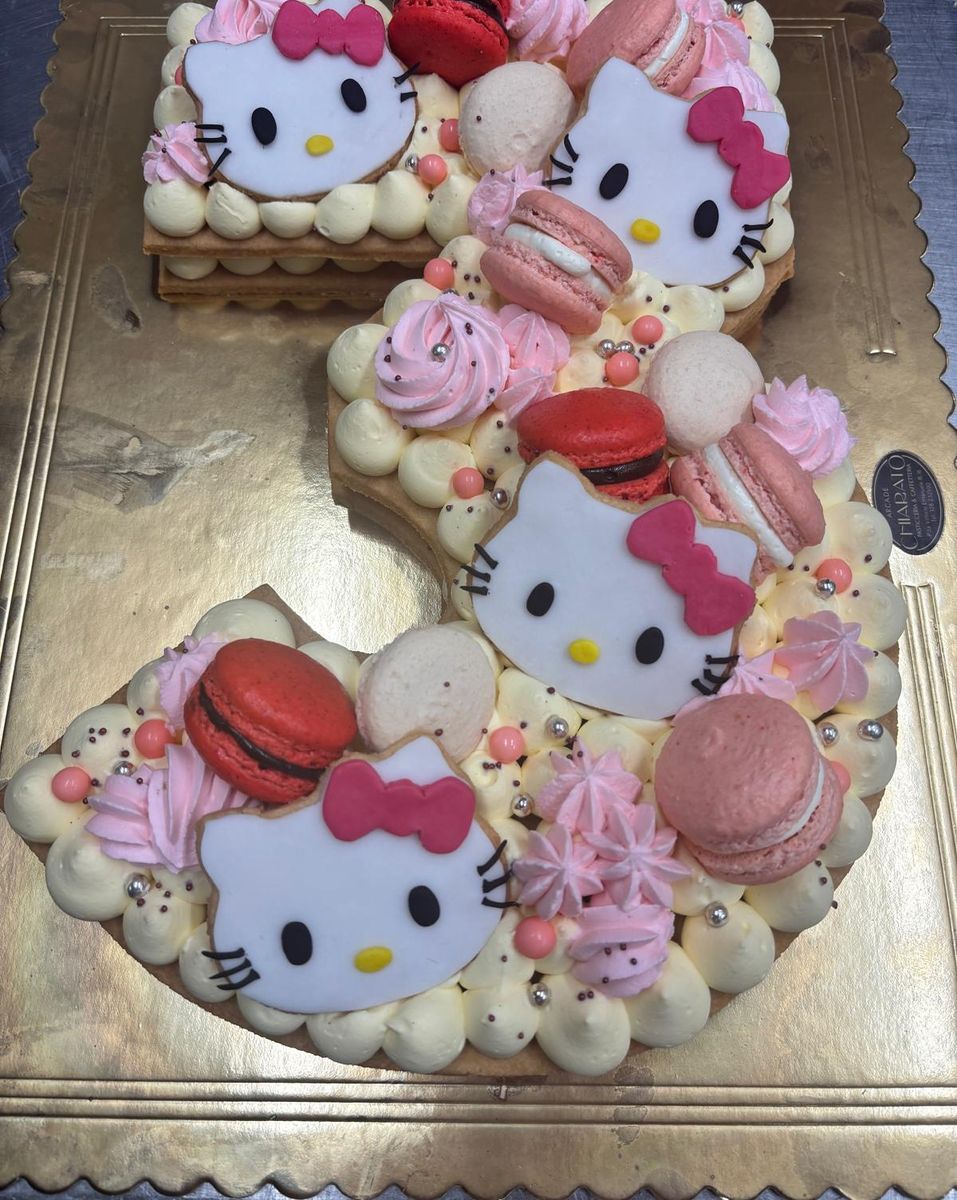 Cream tart decorata con Hello Kitty, macaron e crema rosa