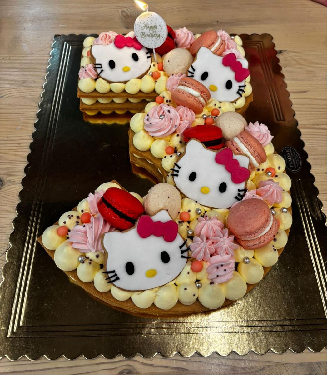 Cream tart a due numeri con Hello Kitty e macaron