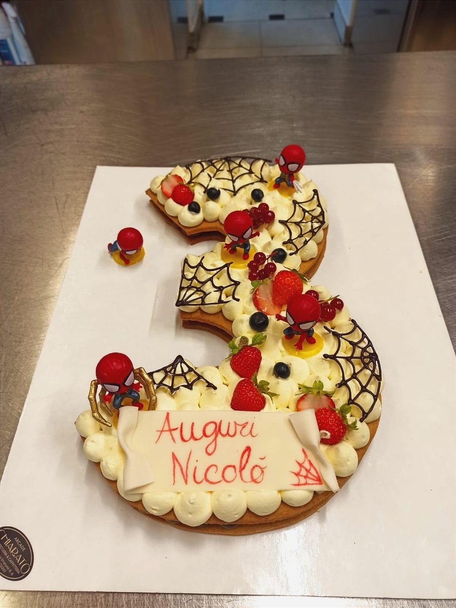 Cream tart a forma di 5 con ragnatela di cioccolato e decorazioni di Halloween