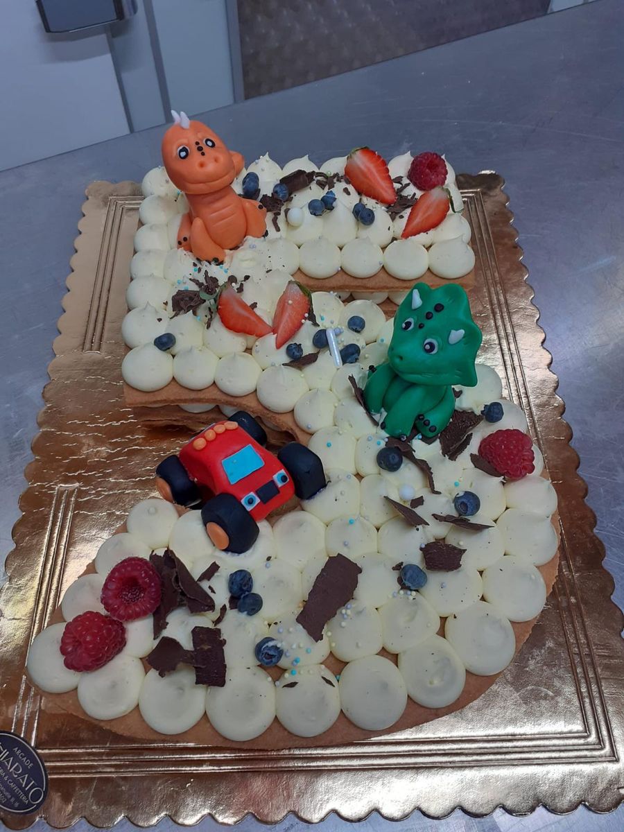 Cream tart con dinosauri di zucchero, frutti di bosco e cioccolato
