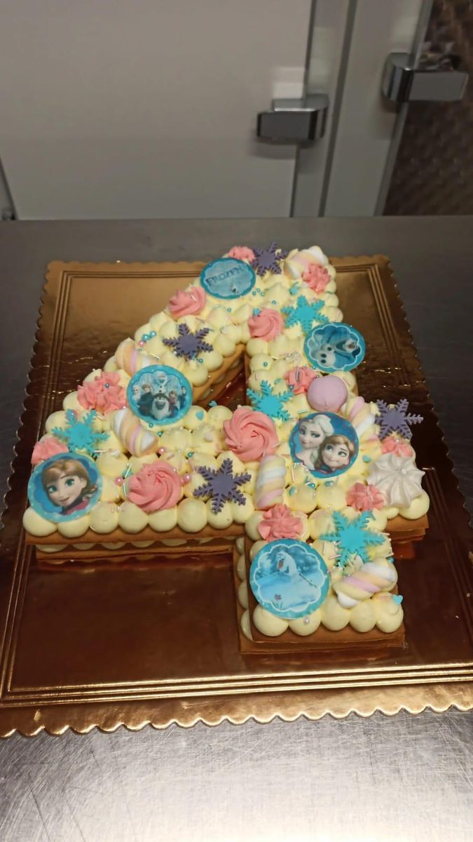 Cream tart a forma di 4 con fiori di crema e stelline azzurre