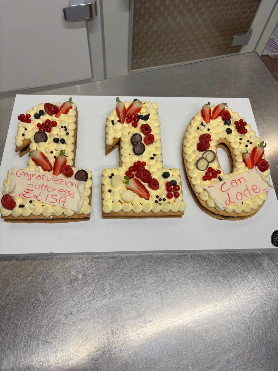 Cream tart a numeri con frutti di bosco e dedica di compleanno
