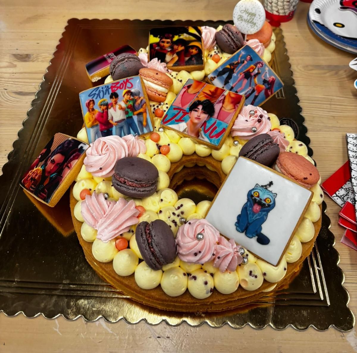 Cream tart quadrata con macaron, ciuffi di crema e decorazioni a tema