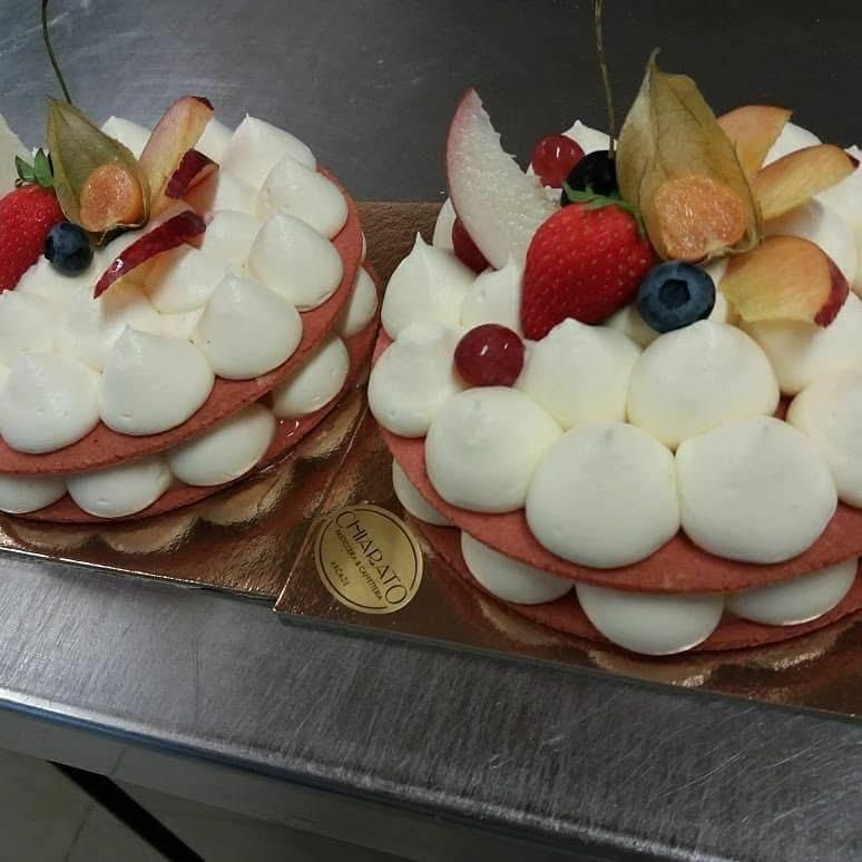 Cream tart tonde con ciuffi di crema e frutta fresca