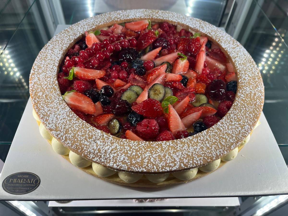Crostata ai frutti di bosco con il bordo di frolla spolverato di zucchero a velo