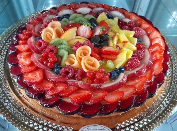 Crostata di frutta fresca con fragole, kiwi, lamponi e ventagli di pesca