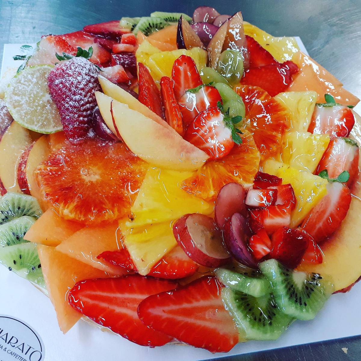 Crostata tonda con ananas, arance e frutti di bosco