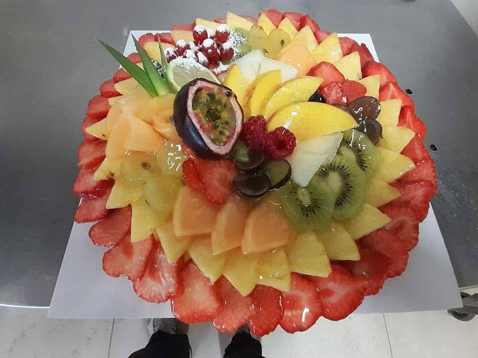 Crostata di frutta con frutto della passione, melone e uva