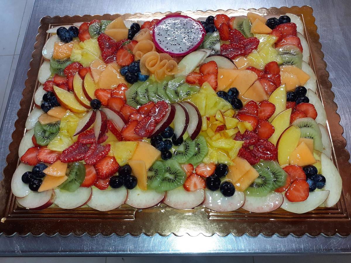 Crostata rettangolare di frutta mista con pitaya e mirtilli