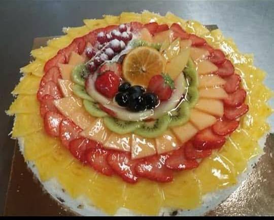 Crostata tonda con ananas, fragole e frutti di bosco