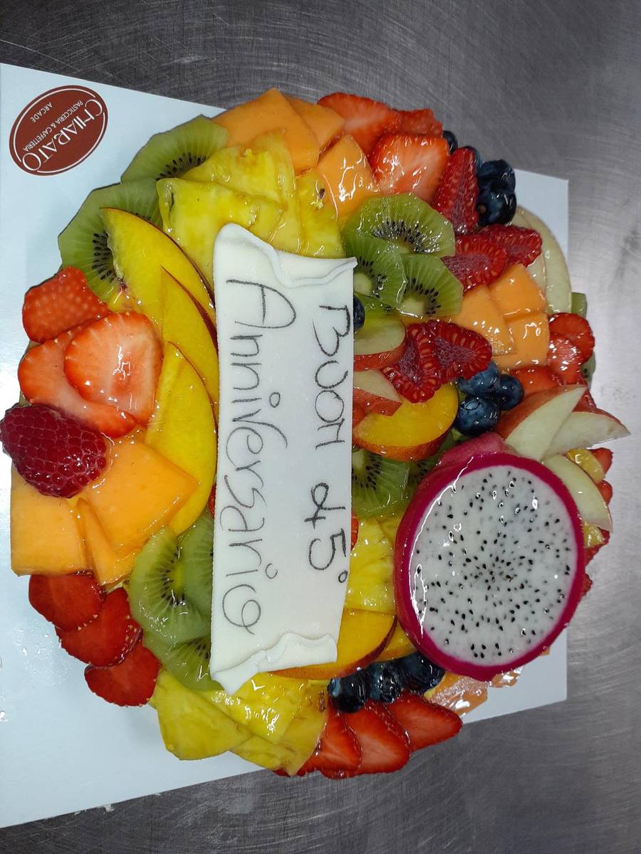 Crostata di frutta con la dedica «Buon 45° anniversario»