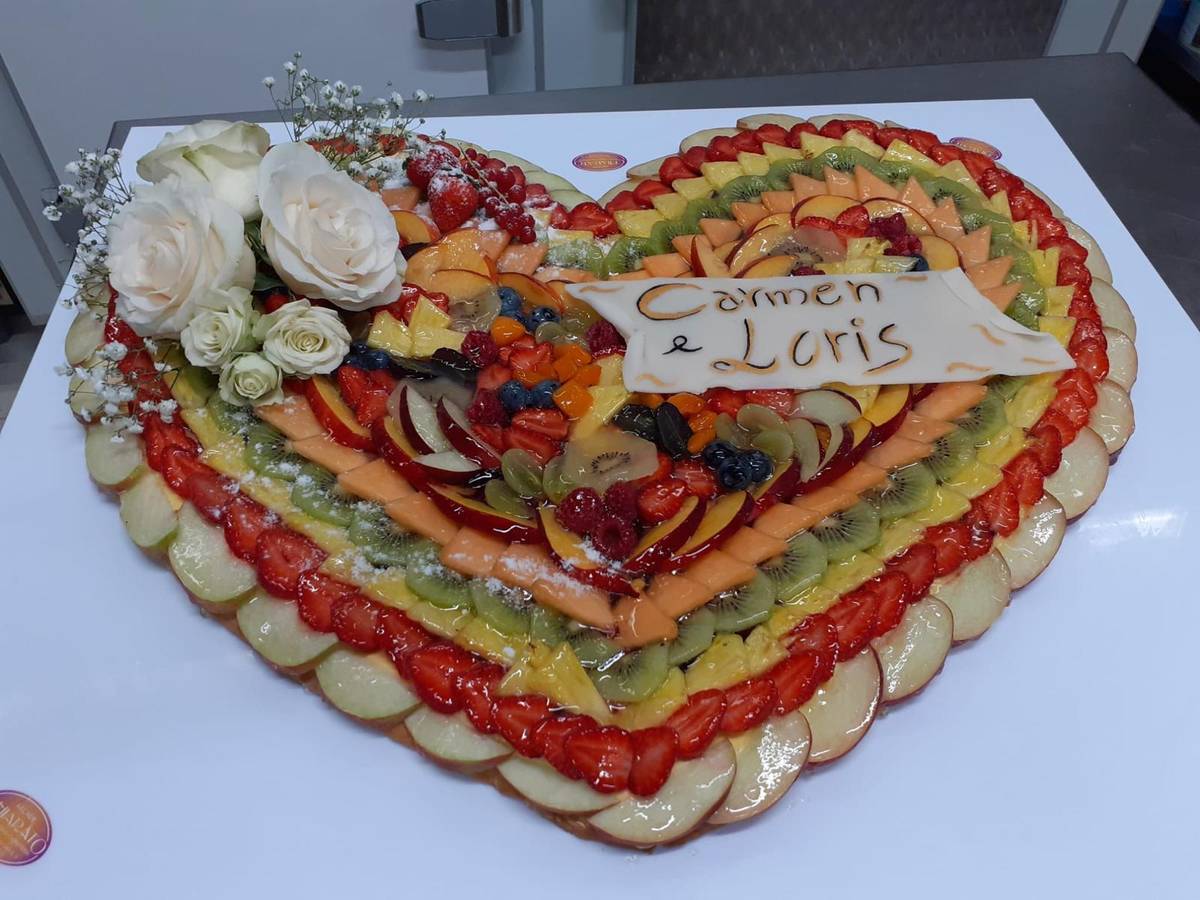 Crostata a cuore con frutta fresca e dedica per gli sposi
