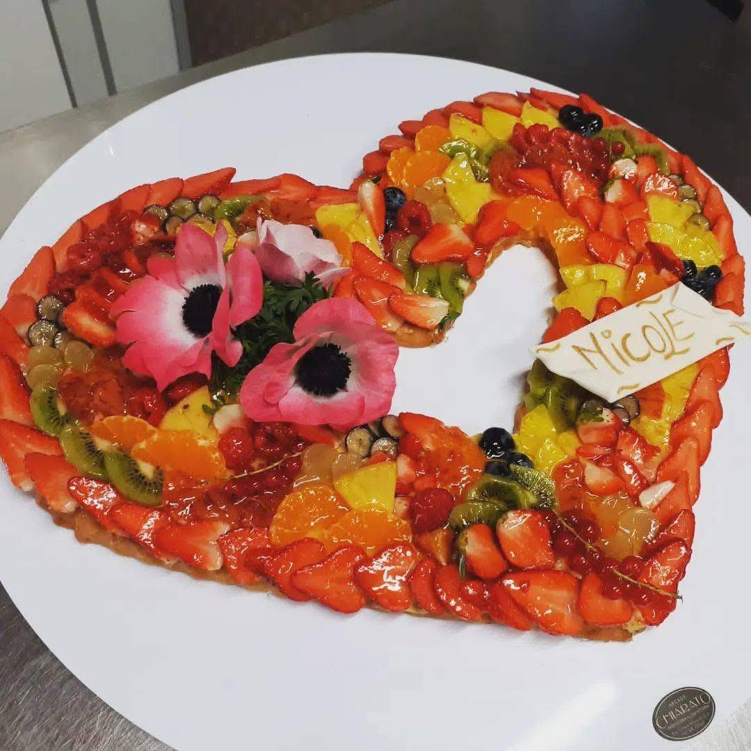 Crostata a cuore ai frutti rossi decorata con anemoni