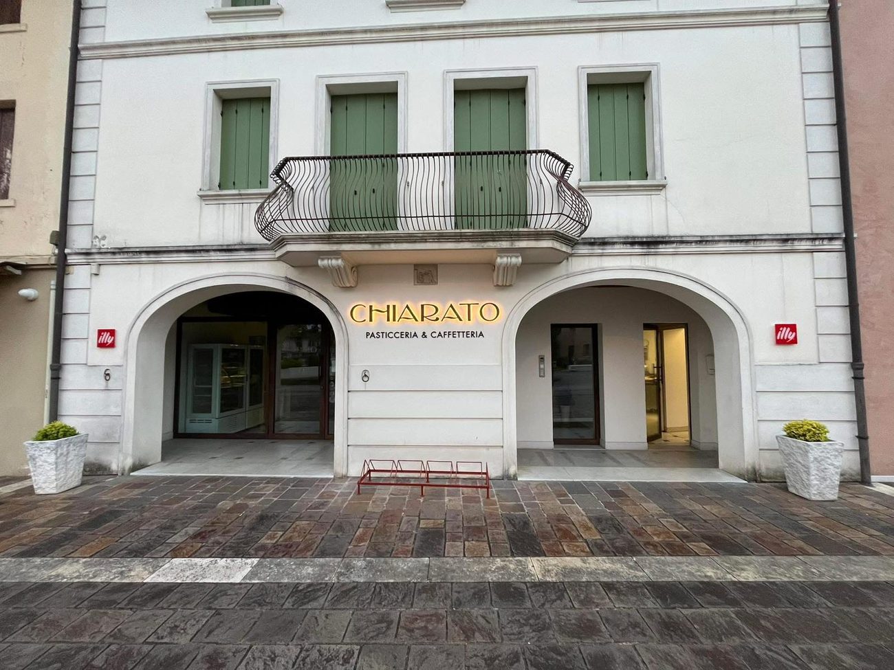 La facciata della pasticceria Chiarato ad Arcade, con le due arcate d'ingresso