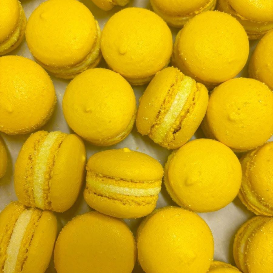 Macaron gialli al limone appena farciti, allineati sul vassoio