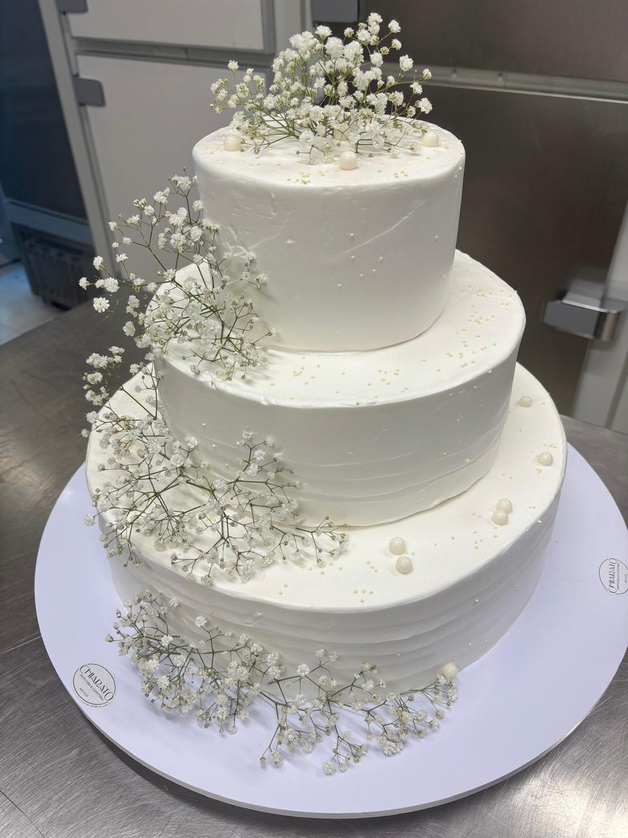 Torta nuziale a tre piani con cascata di velo da sposa