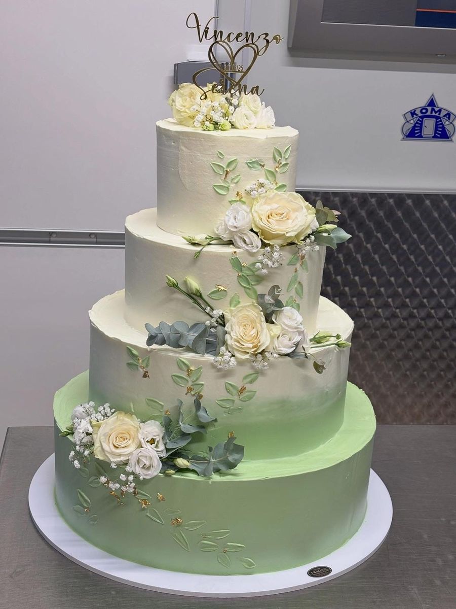 Torta nuziale a quattro piani bianca e verde salvia con eucalipto e rose