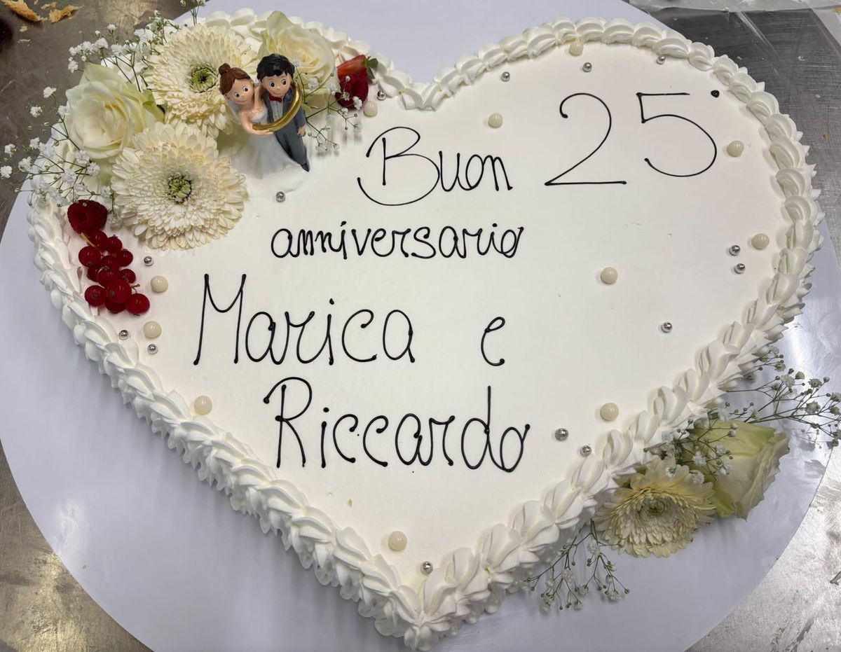 Torta a cuore per il venticinquesimo anniversario di matrimonio