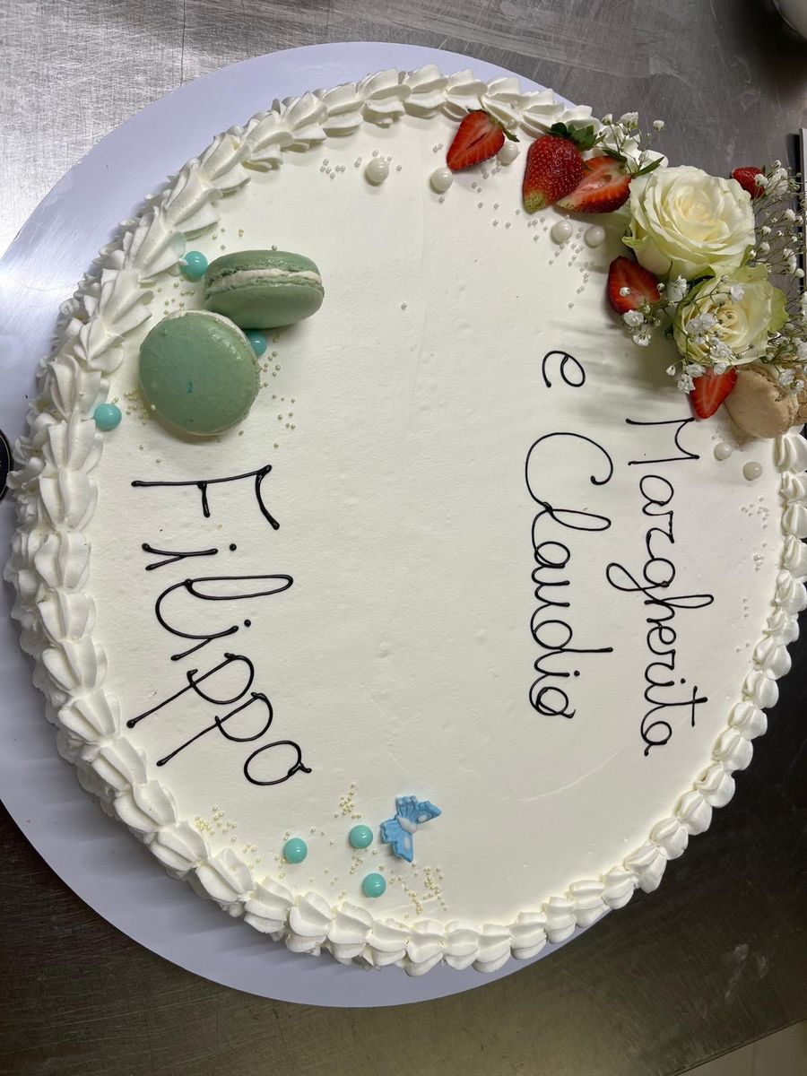 Torta con macaron, fragole e i nomi degli sposi