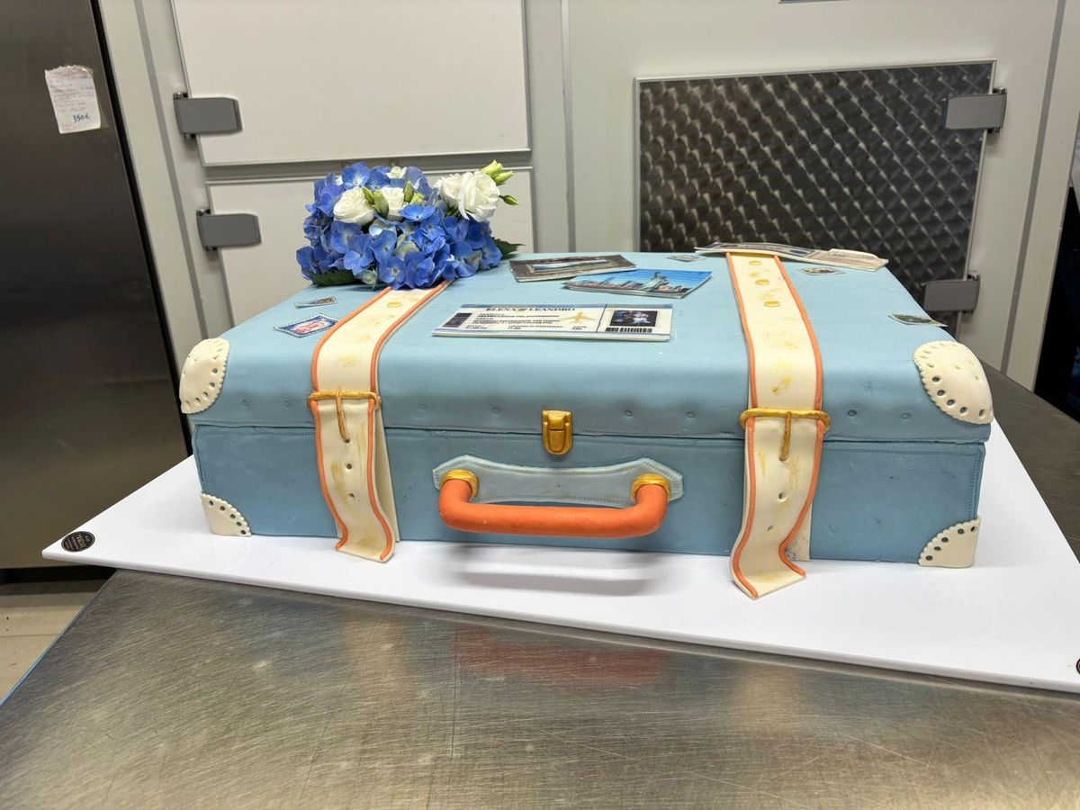 Torta a forma di valigia decorata con fiori, per il viaggio di nozze