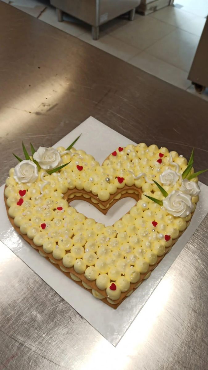 Torta a cuore con crema e frutti rossi per il taglio