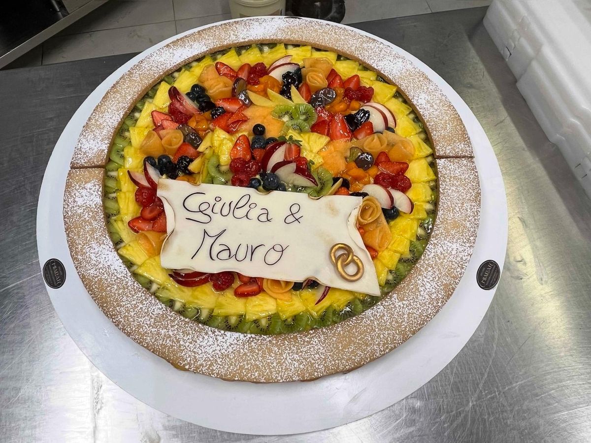 Crostata di frutta fresca con i nomi degli sposi
