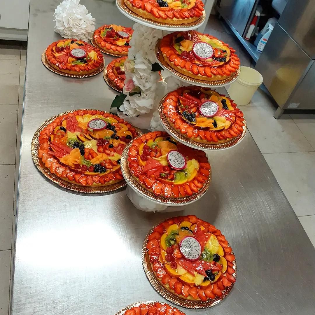 Crostate di frutta preparate per il buffet di matrimonio