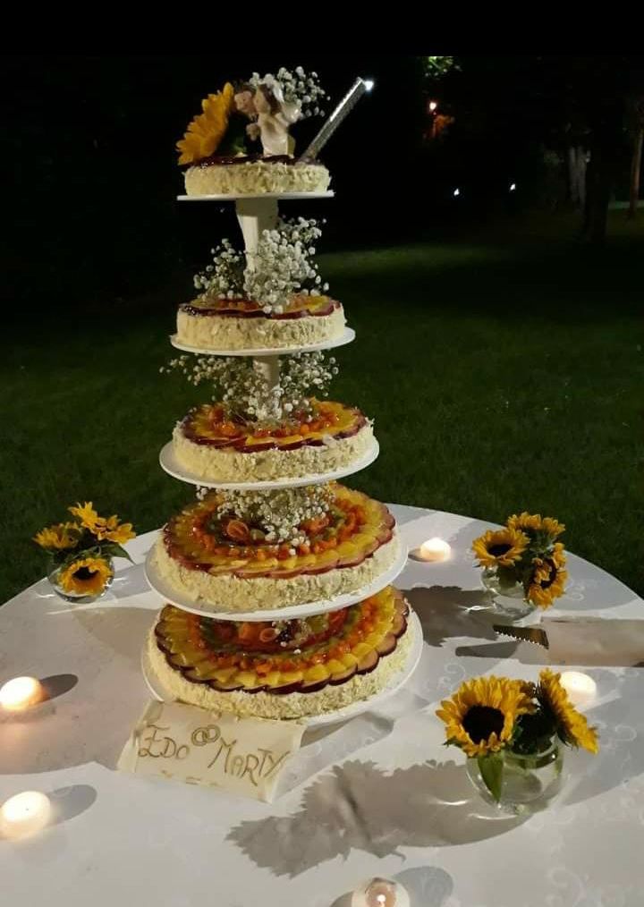 Alzata di crostate di frutta con girasoli per il ricevimento serale