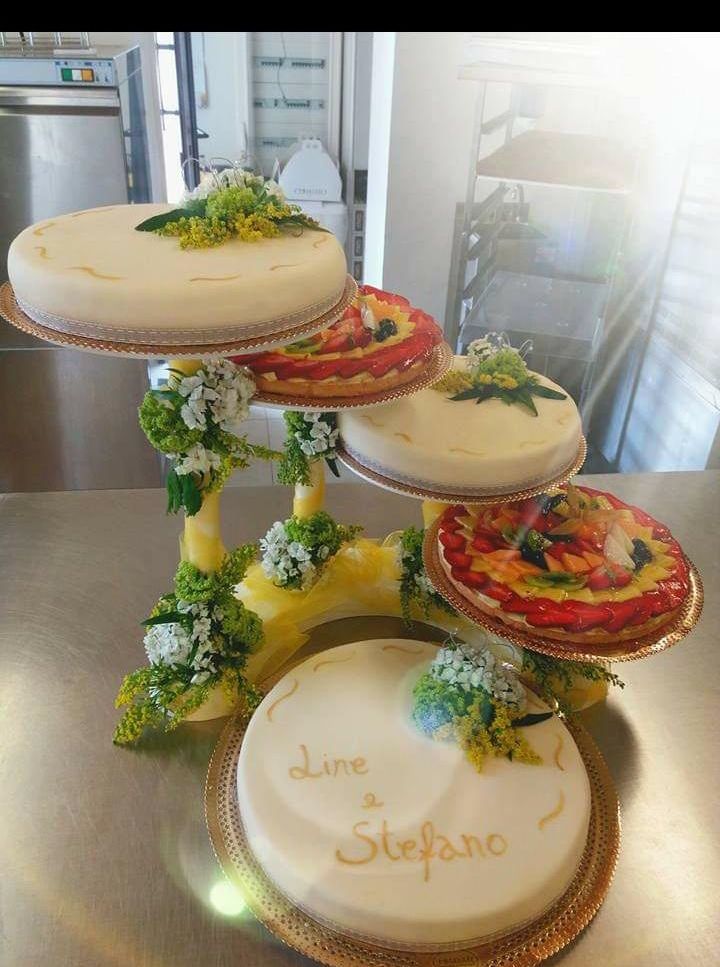 Alzata con crostate di frutta e torta personalizzata per gli sposi
