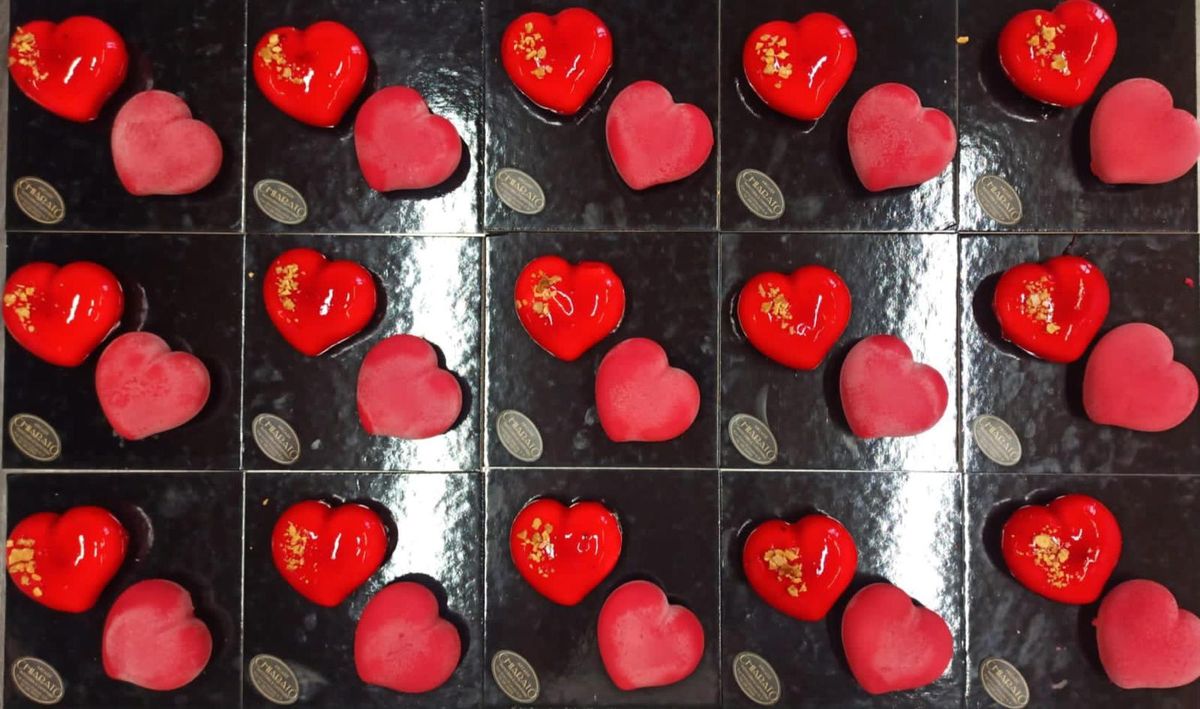 Cuori di mousse con glassa a specchio rossa