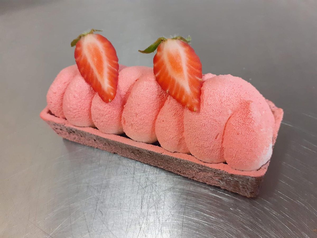 Monoporzione al lampone decorata con fragole fresche