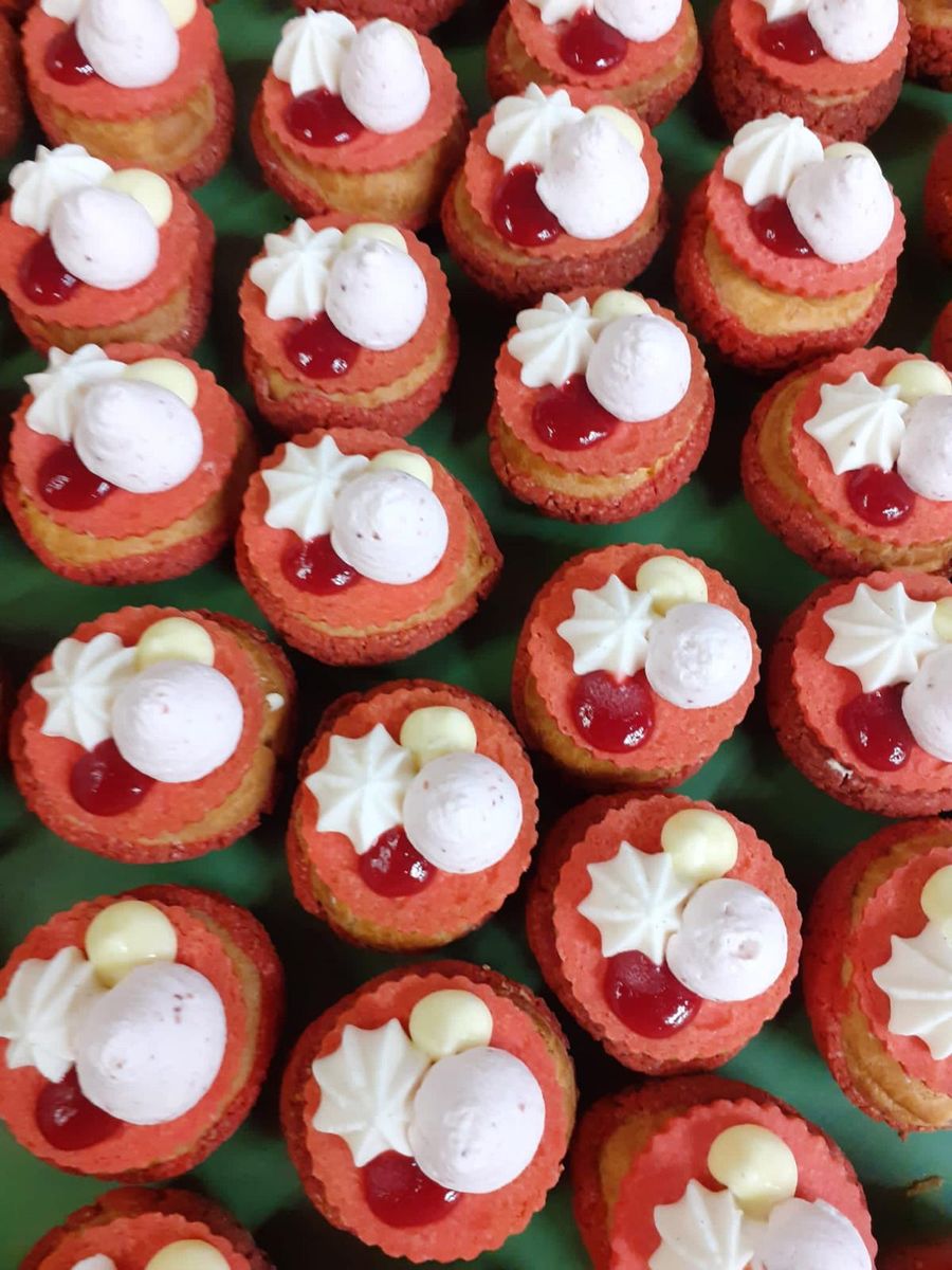Tartellette con crema e gelatina di fragola