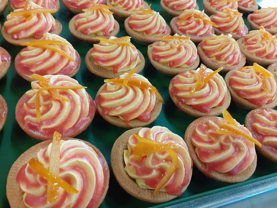 Tortine con ciuffo di crema rosa e scorza d'arancia candita