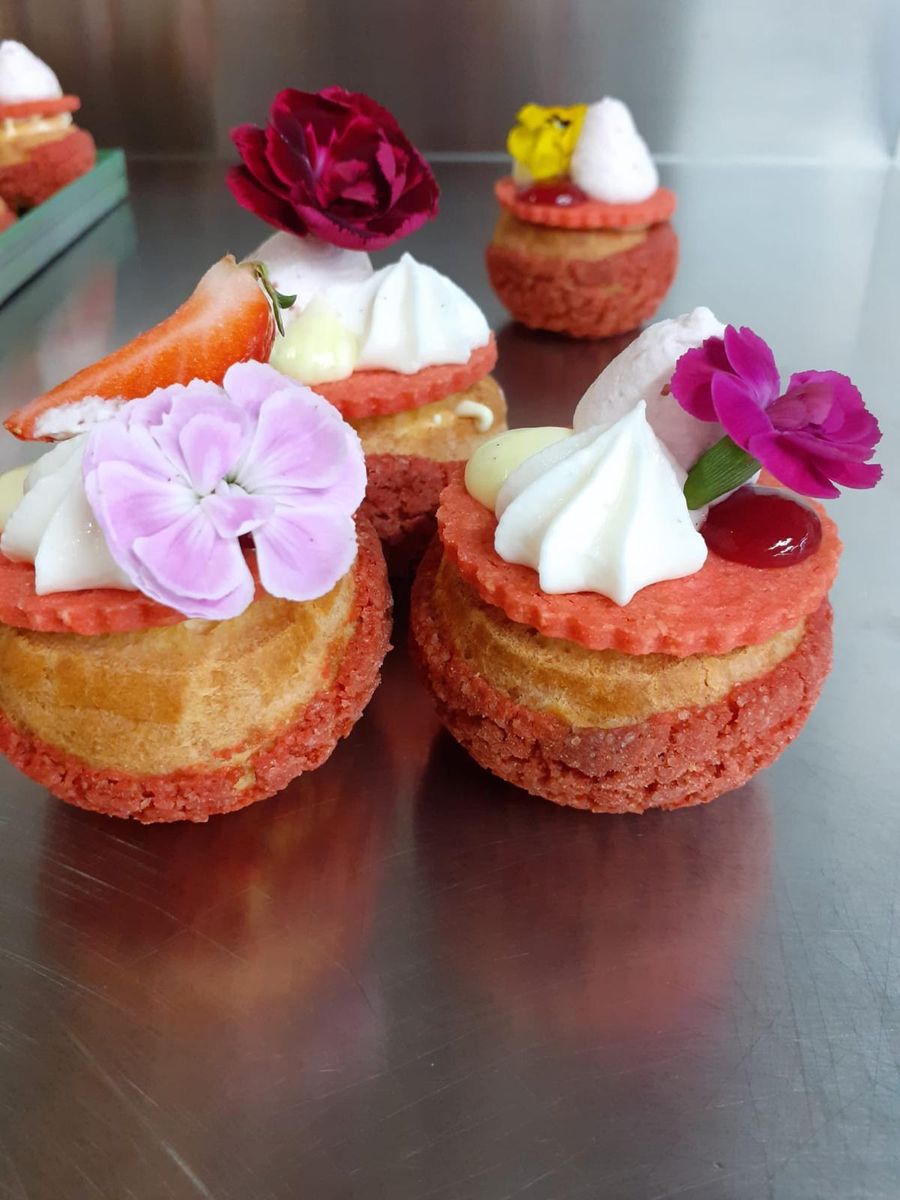 Dolcetti con panna montata e fiori edibili