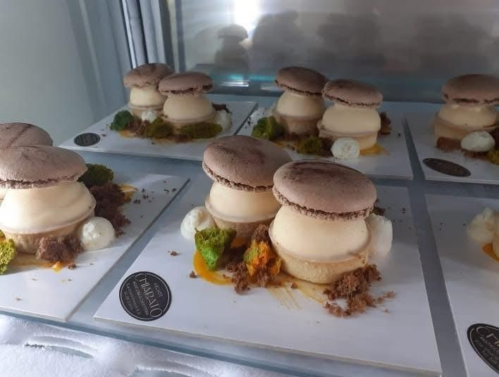 Monoporzioni con macaron e crema esposte in vetrina