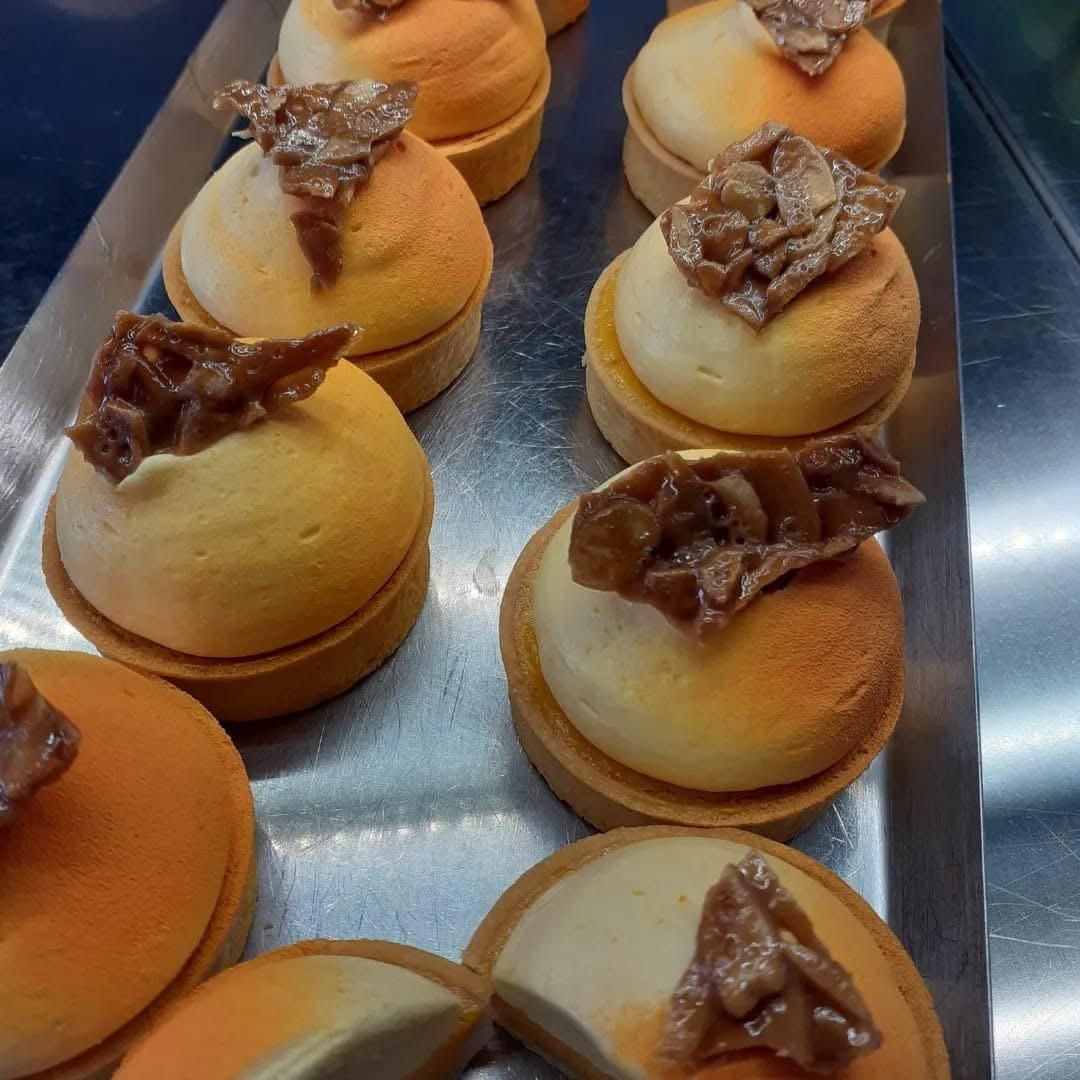 Tortine monoporzione con crema e croccante caramellato