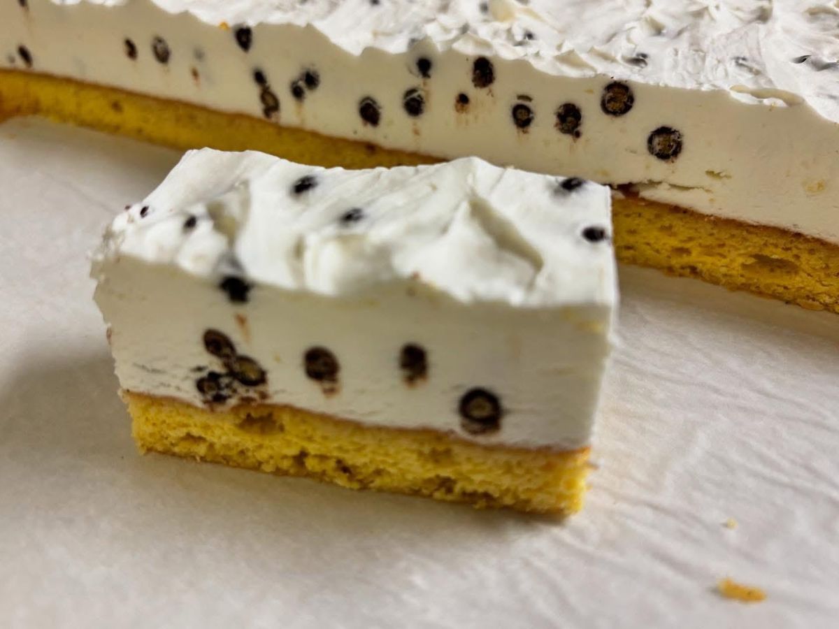 Fetta di torta con crema al mascarpone e gocce di cioccolato