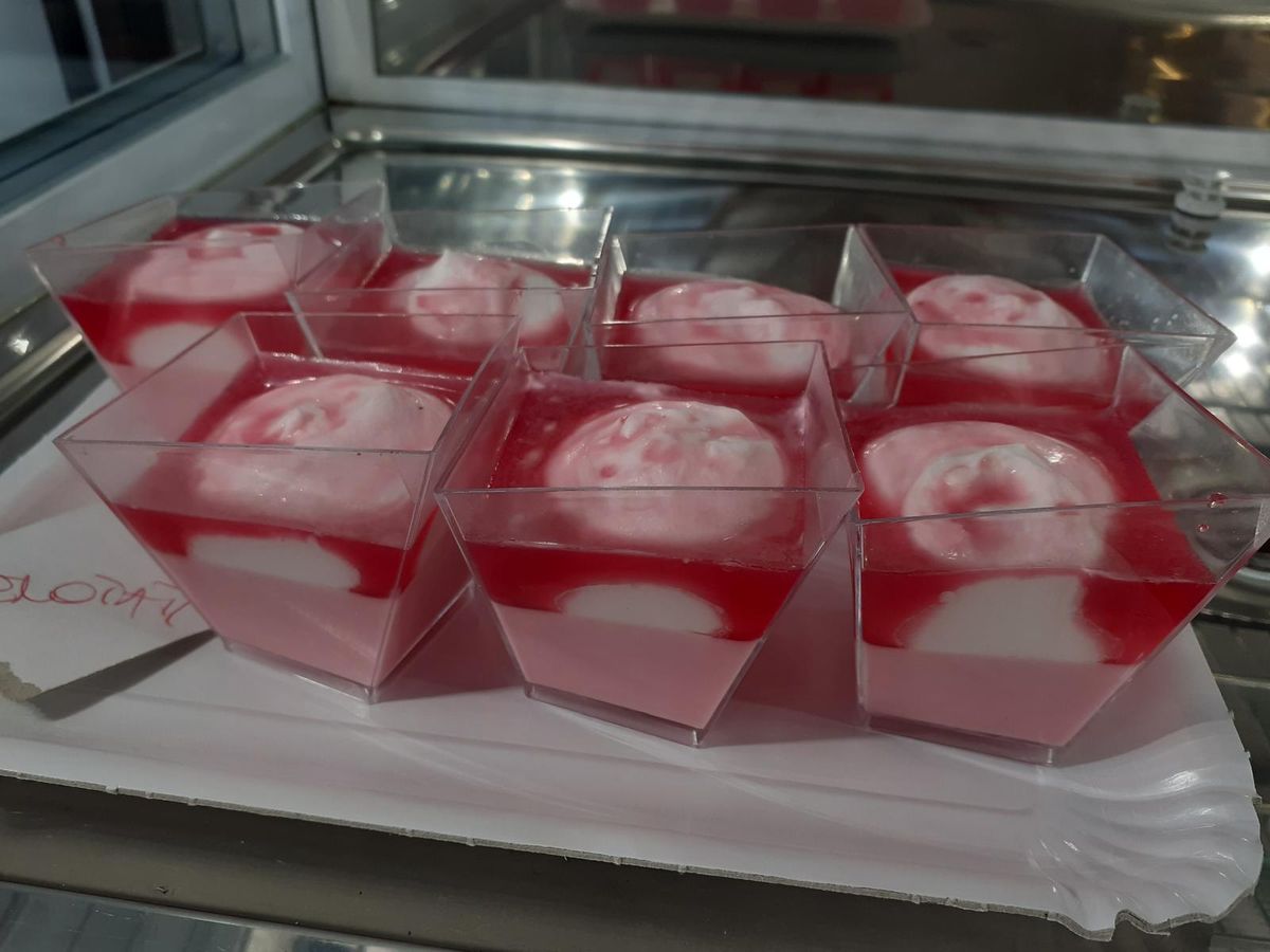 Bicchierini di crema e gelatina di frutti rossi