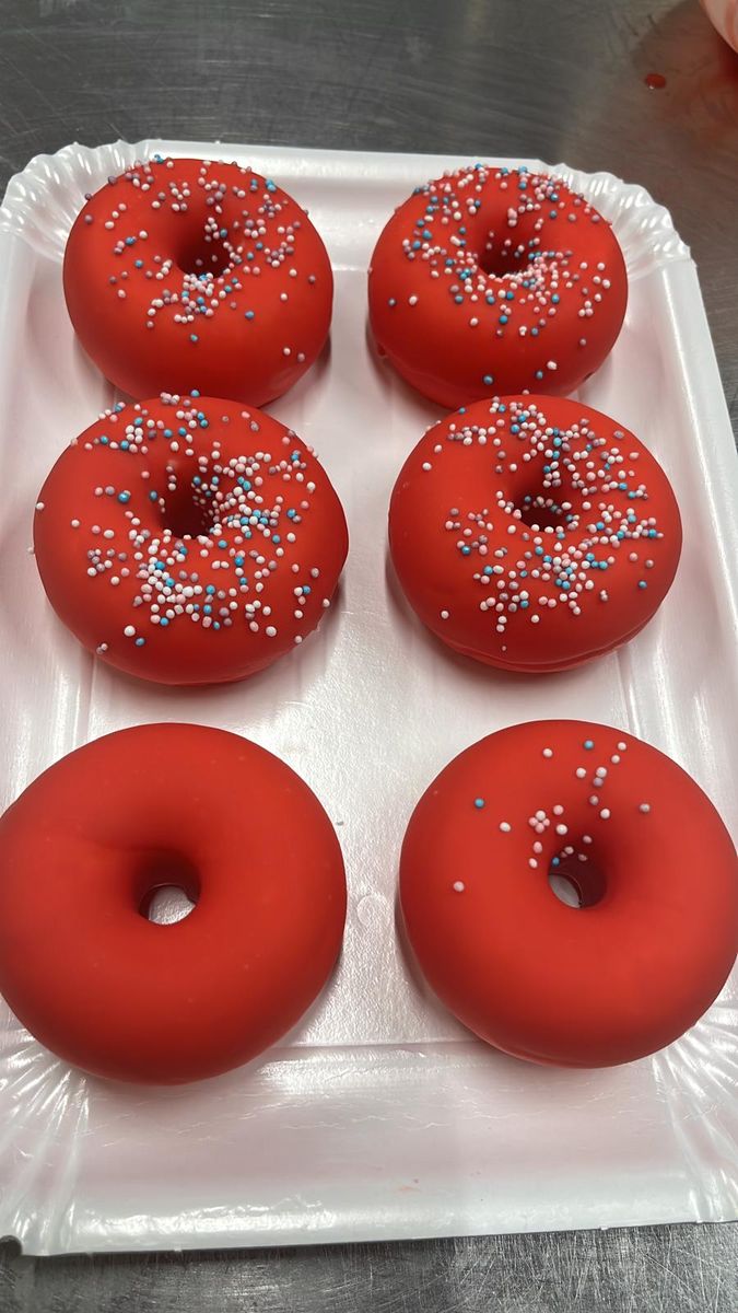 Ciambelline glassate di rosso con codette di zucchero