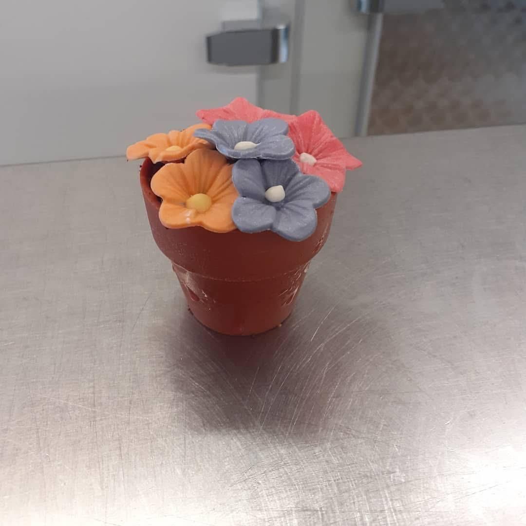 Monoporzione a forma di vaso con fiori di zucchero