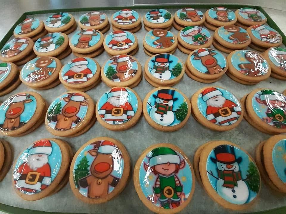 Biscotti decorati con soggetti natalizi