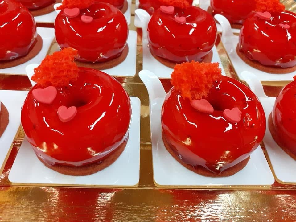 Monoporzioni con glassa a specchio rossa e cuoricini di zucchero