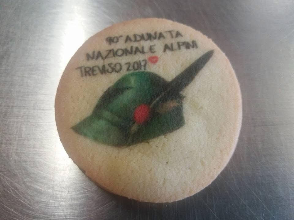 Biscotto di frolla con la stampa dell'adunata nazionale degli alpini