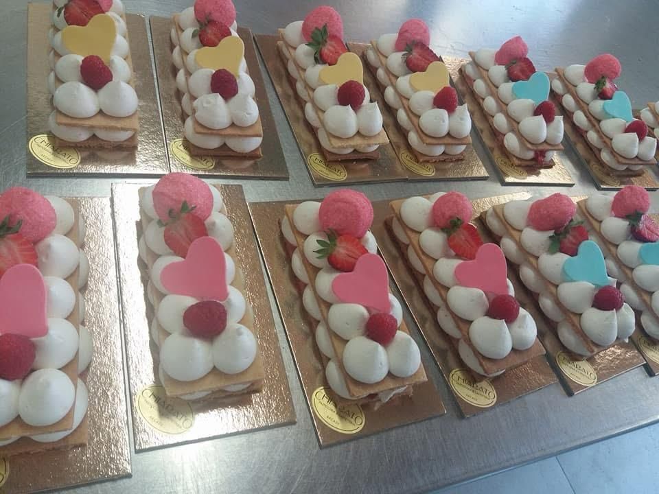 Cream tart monoporzione con ciuffi di crema, fragole e cuori di zucchero
