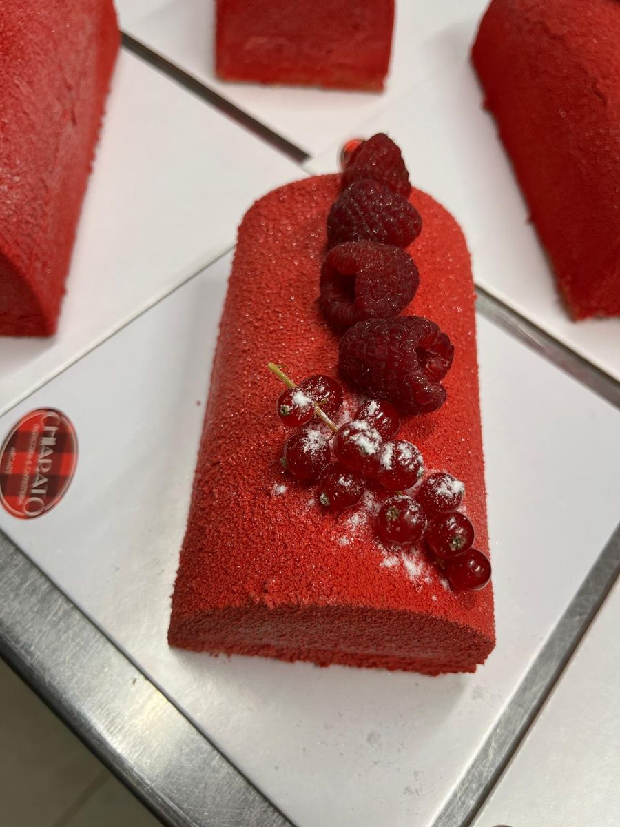 Tronchetto semifreddo con glassa rossa a specchio e lamponi