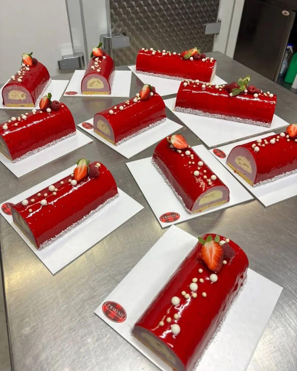 Tronchetti semifreddo con glassa rossa e fragole