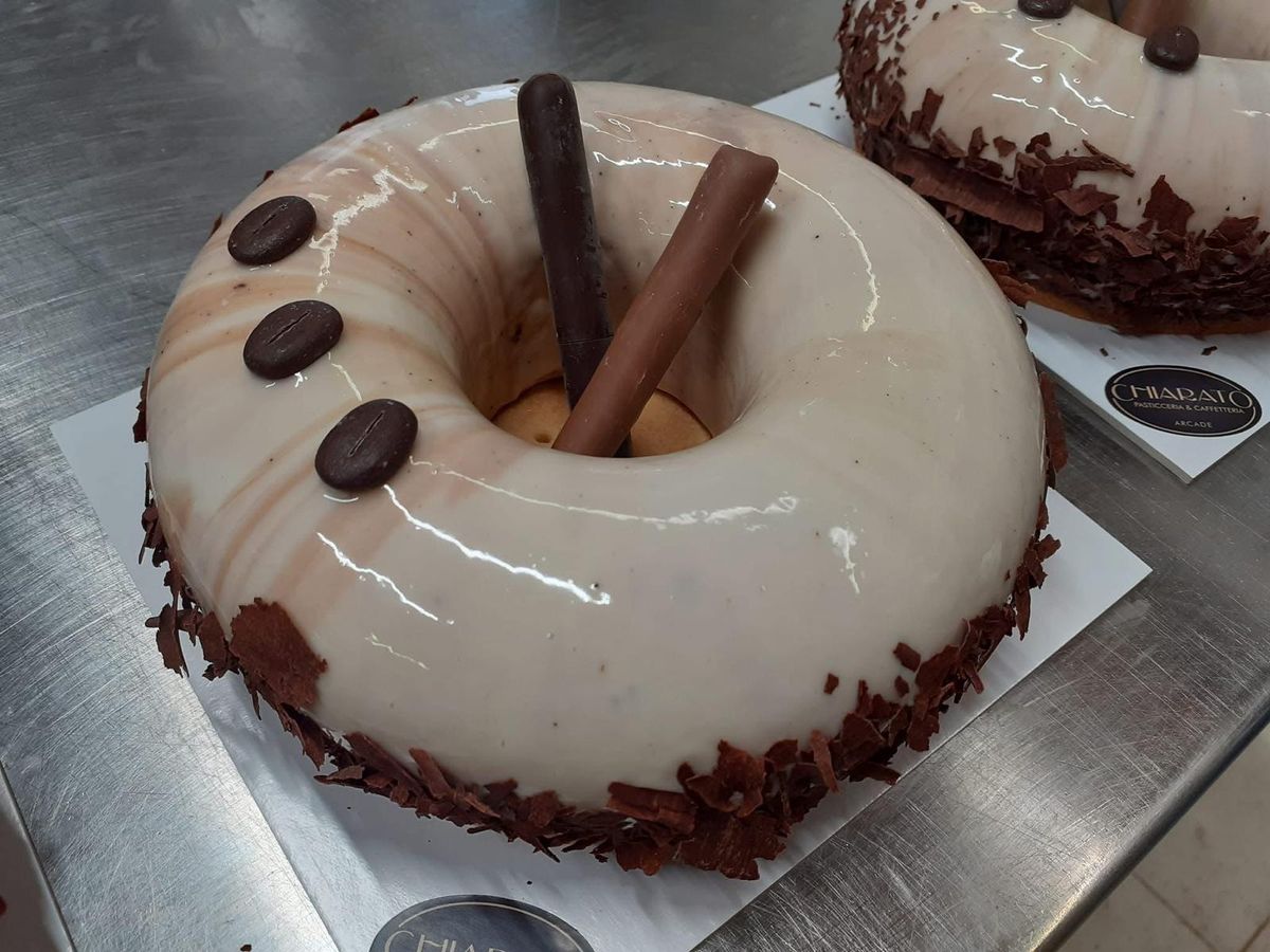 Semifreddo al caffè con glassa a specchio e chicchi di cioccolato
