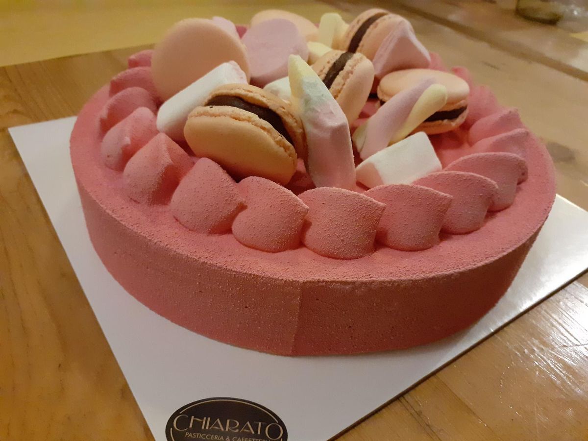 Semifreddo al lampone con macaron e meringhe