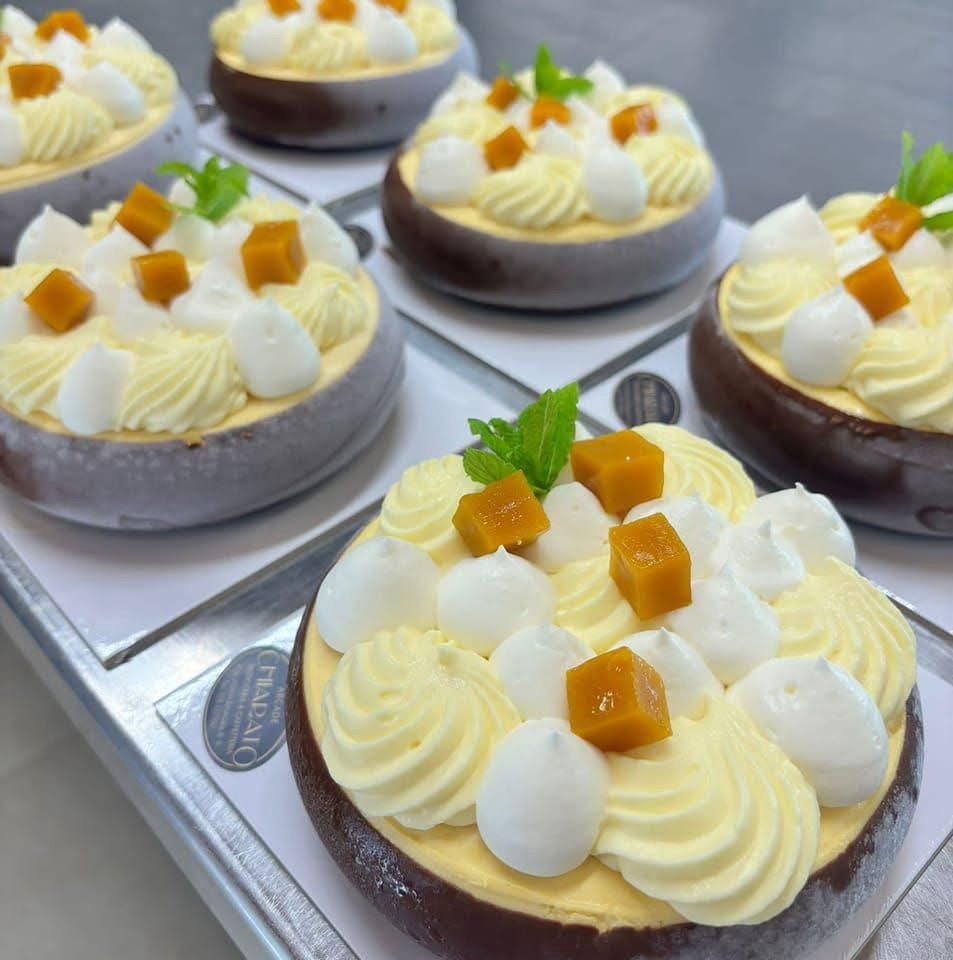 Semifreddi al mango con ciuffi di crema